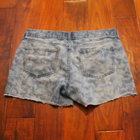 Old Navy Leaf Print Denim Shorts - Picture 2 of 3